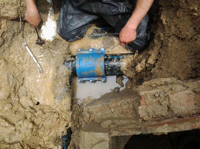 小区公共区域管道漏水怎么办，怎么查漏？