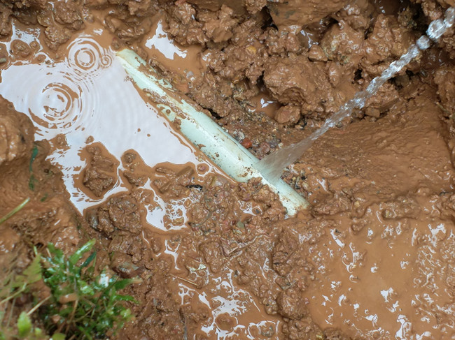 家中水管破裂漏水如何解决？
