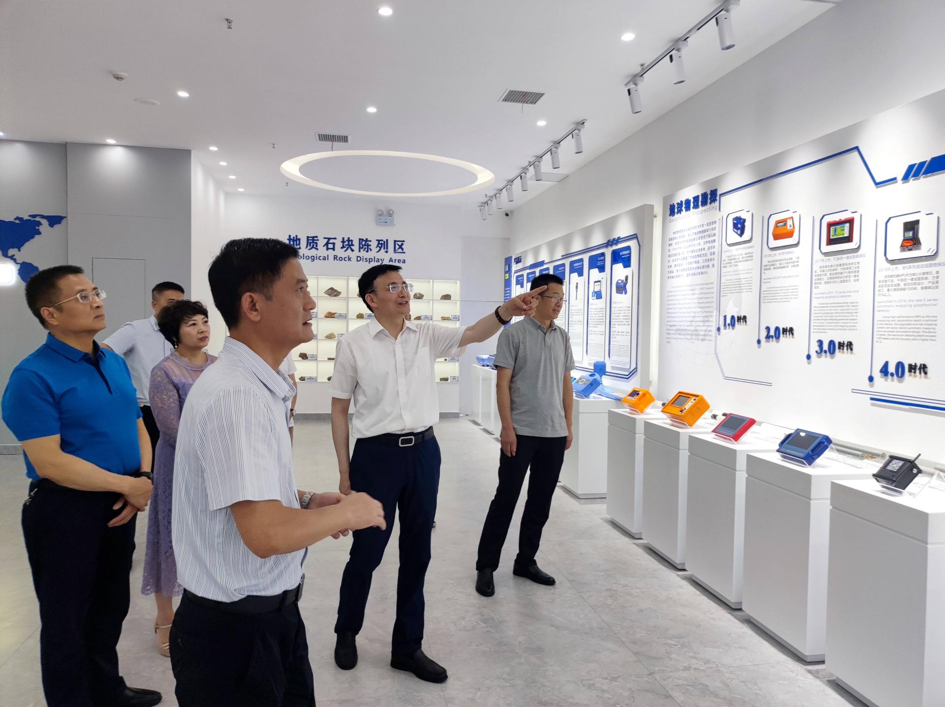 彭继球主任一行分别参观考察了普奇研究院各展示区